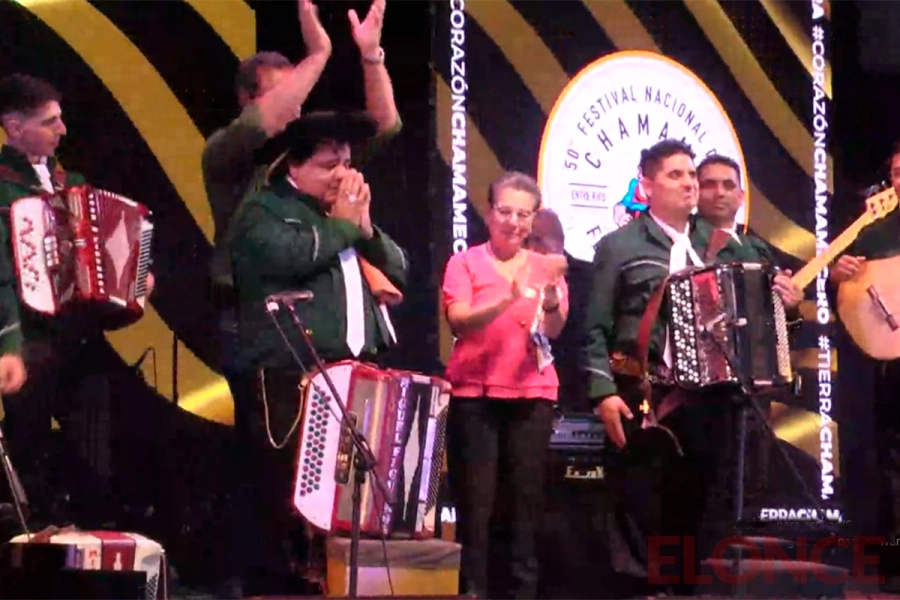 El momento en el que Miguel Figueroa hace entrega de su acorde&oacute;n (foto Elonce)