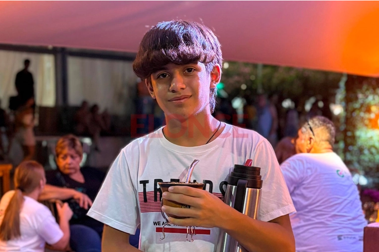 Adolescente de 16 años ganó el concurso de cebadores de mate en la Fiesta Nacional