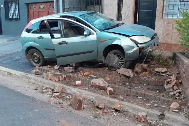 Despistó y chocó contra un cantero en Paraná: el conductor se habría dormido al volante