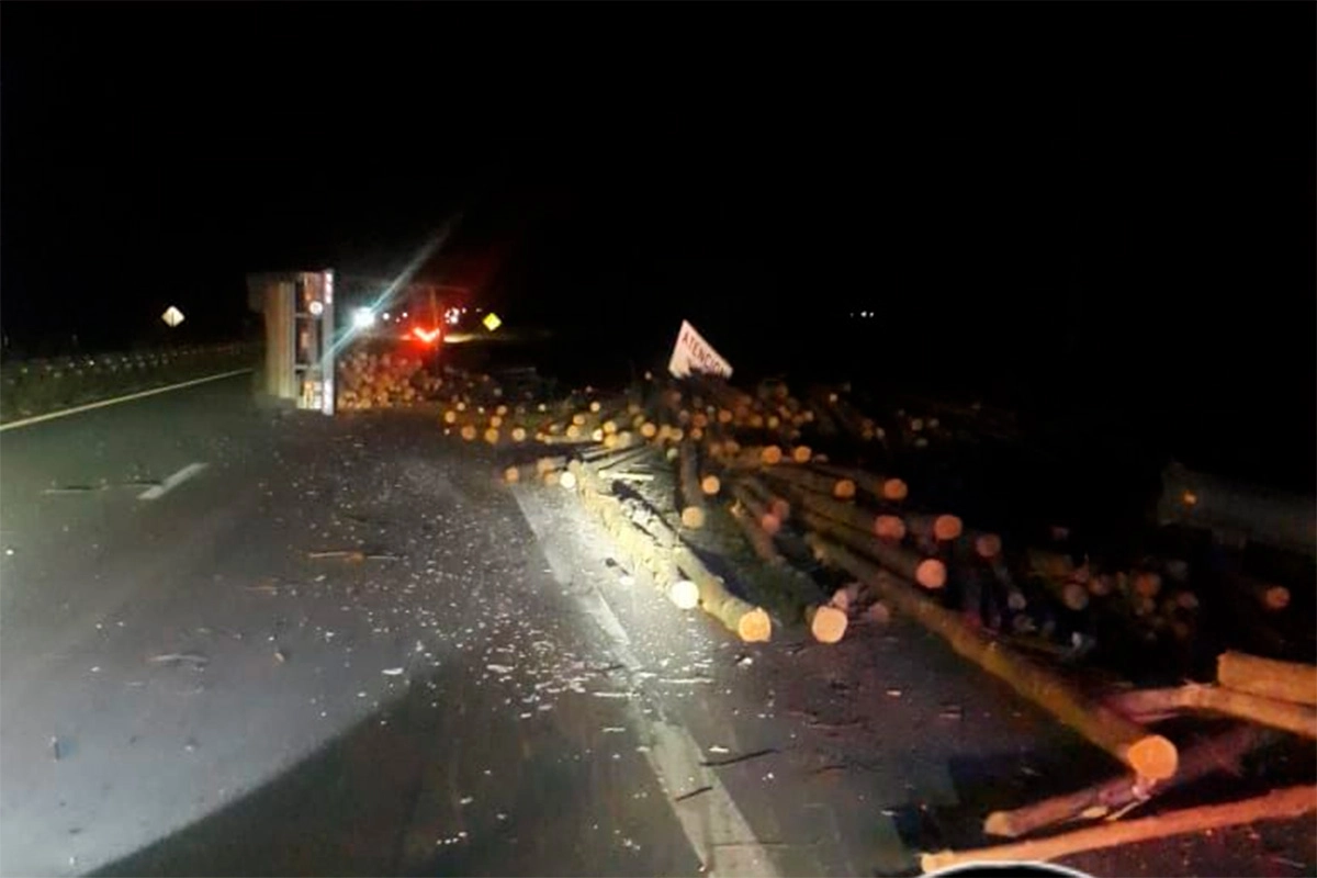 Volcó un camión sobre Ruta 18 Volcó un camión sobre Ruta 18