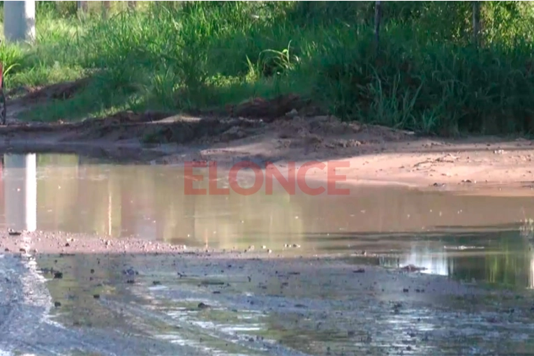 Se rompió un caño de agua en planta Echeverría y causó un anegamiento en la zona