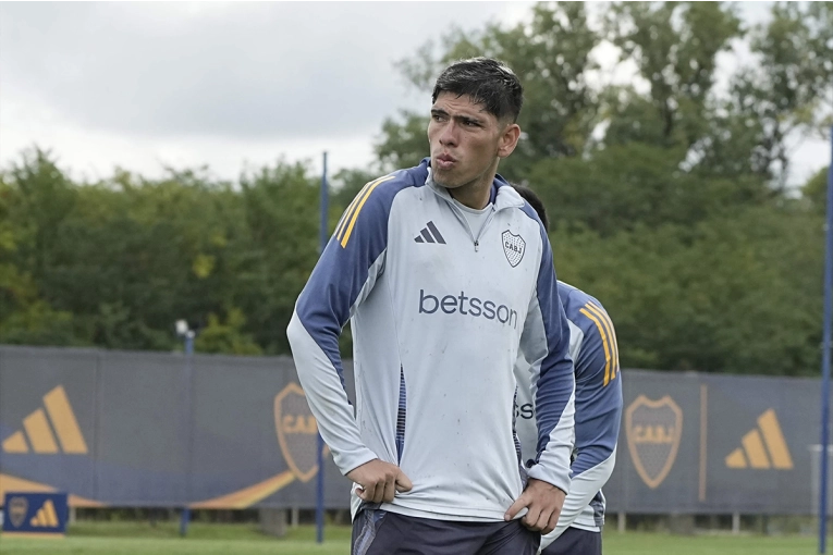 El chileno Carlos Palacios fue internado y es baja en Boca para el próximo cotejo