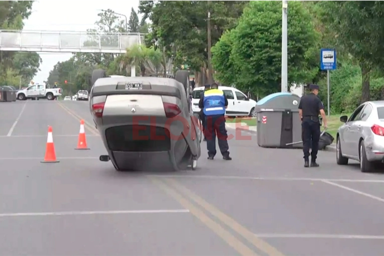 Auto volcó en transitada avenida de Paraná tras chocar a vehículo estacionado