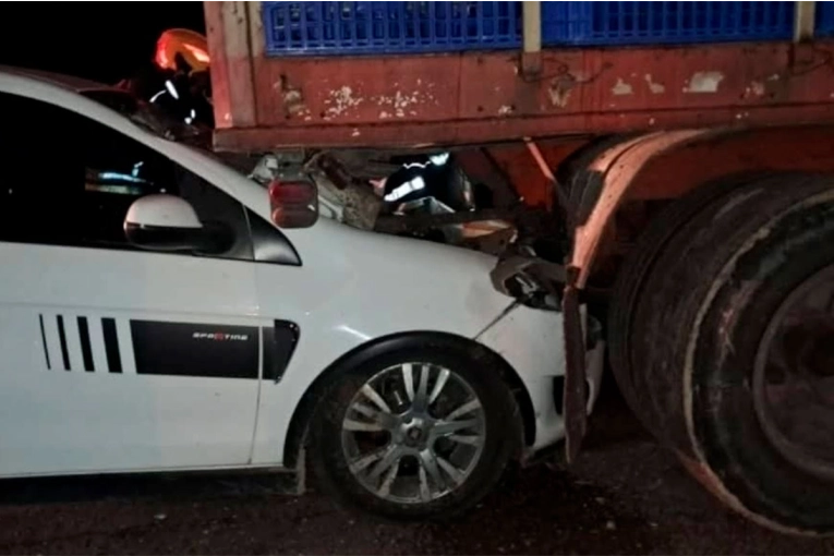 Un auto chocó con un camión con acoplado en Ruta 12