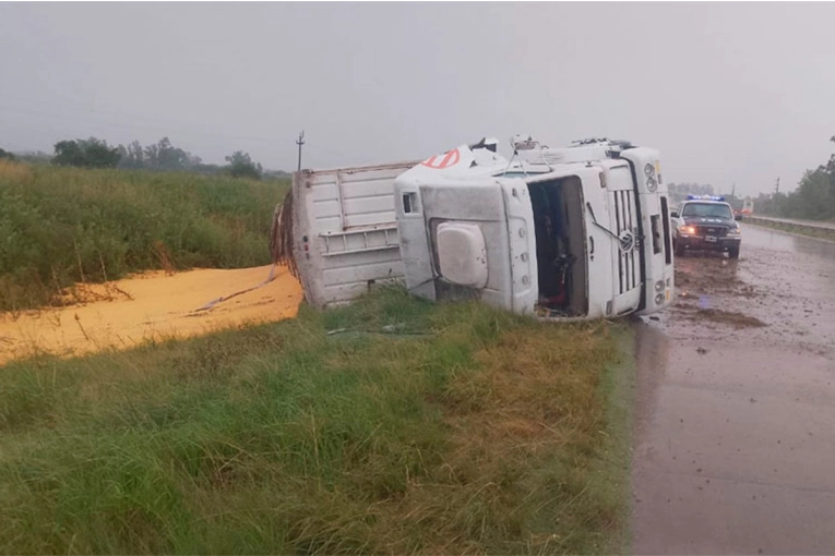 Bajo la lluvia, volcó un camión y diseminó su carga sobre la Autovía Artigas