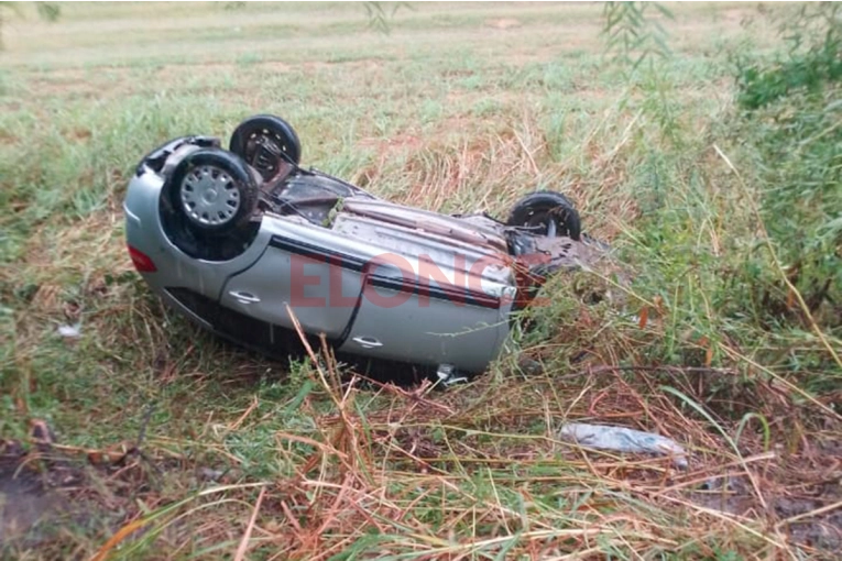 Volcó un auto sobre Ruta Nacional 12, a la altura de Sauce Montrull