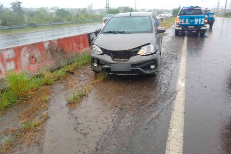 Bajo la lluvia, despistó un auto sobre el Acceso Norte a Paraná