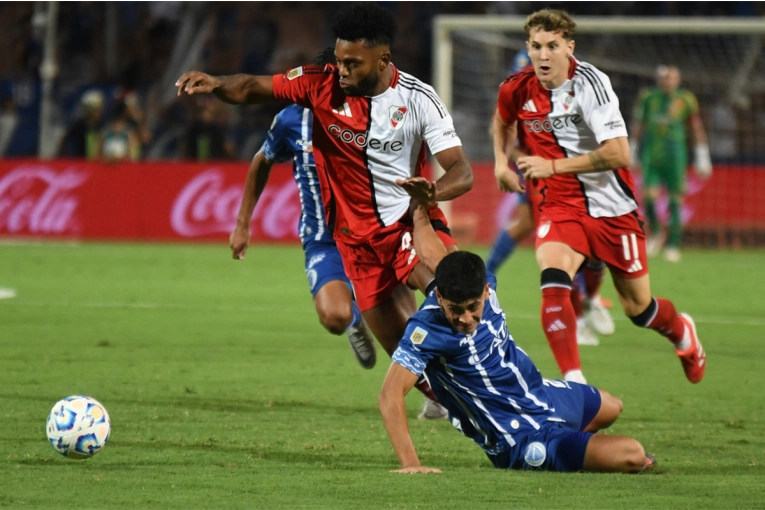 River y Godoy Cruz empatan 0 a 0 en Mendoza