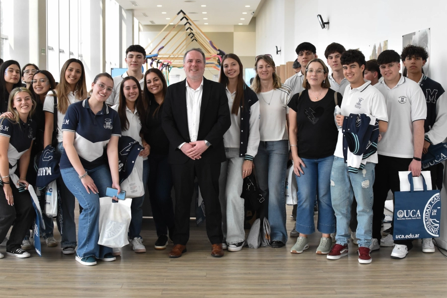 Mariano Berdiñas, junto a estudiantes secundarios (foto Gobierno de Entre Ríos)