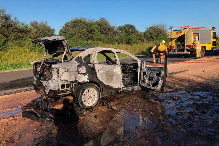 Voraz incendio consumió un auto sobre ruta 11 en Victoria