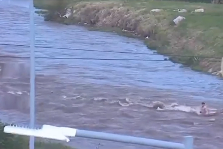 Delincuente se tiró al río y lo cruzó nadando tras persecución policial: video