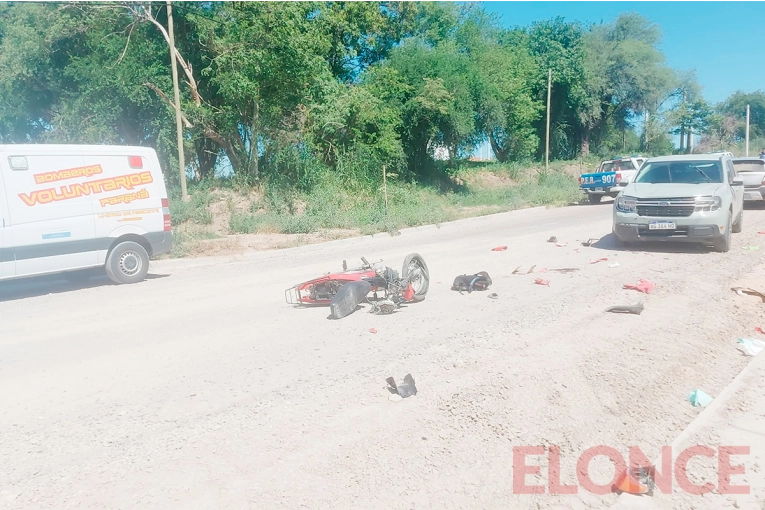 Impactante choque frontal entre una camioneta y una moto en Paraná: el video