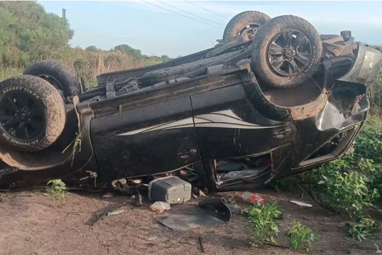 Camioneta despistó y terminó en un campo sembrado con soja: tres heridos