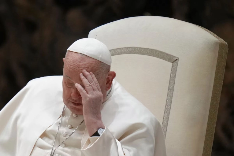 El Papa Francisco presentó una “insuficiencia renal leve” y sigue en estado crítico