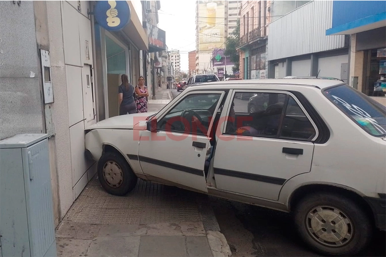 Un auto subió a la vereda y se estrelló contra una pared en pleno centro de Paraná