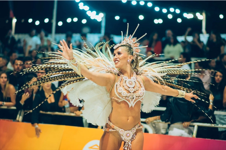 El escándalo de las dos Reinas del Carnaval del País tiene su canción: “ejemplo de compañerismo”