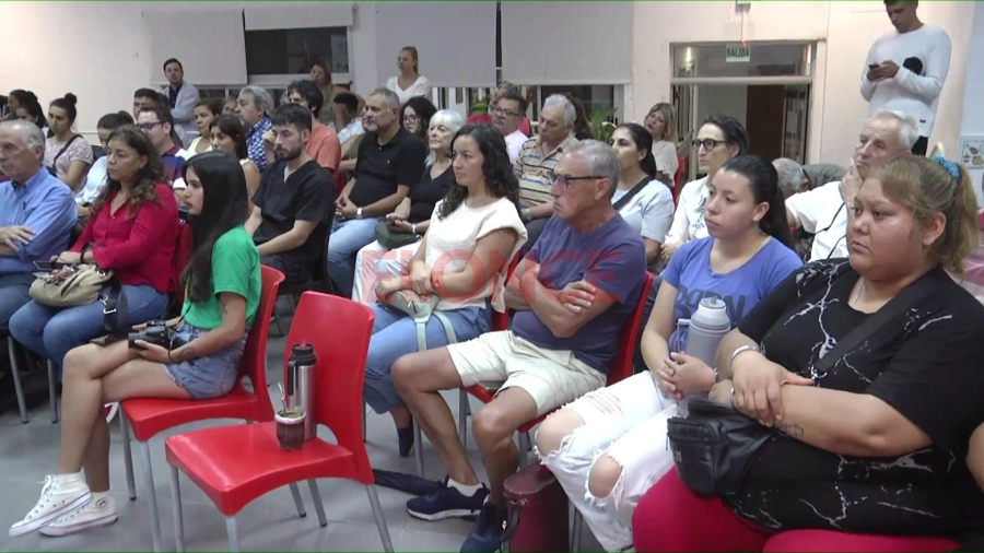 El p&uacute;blico presente en la seccional AGMER Paran&aacute;. Foto: Elonce.