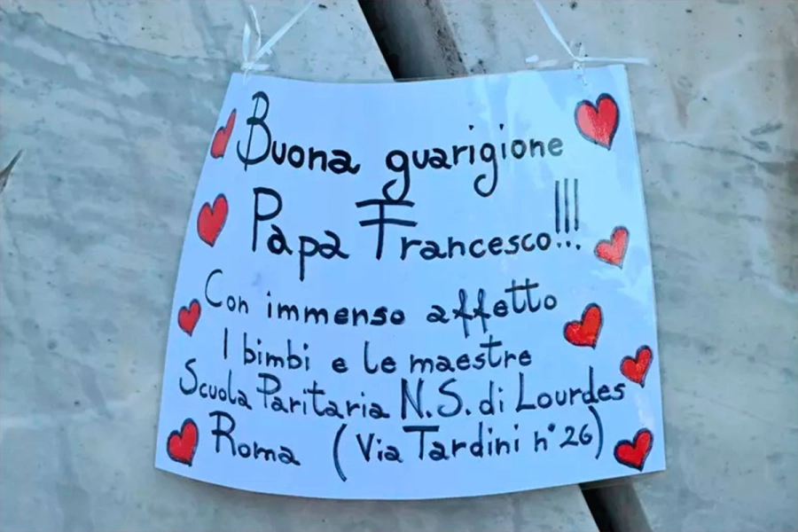 Mensajes de los fieles frente al hospital. (Foto: Ansa)