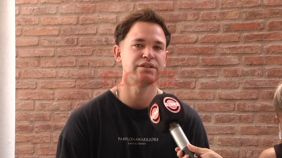 Agust&iacute;n, uno de los dueños del perro. Foto: Elonce