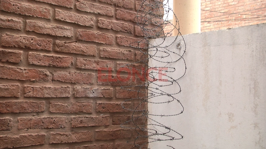 El alambre de p&uacute;a que se cort&oacute; para ingresar y robar el perro. Foto: Elonce