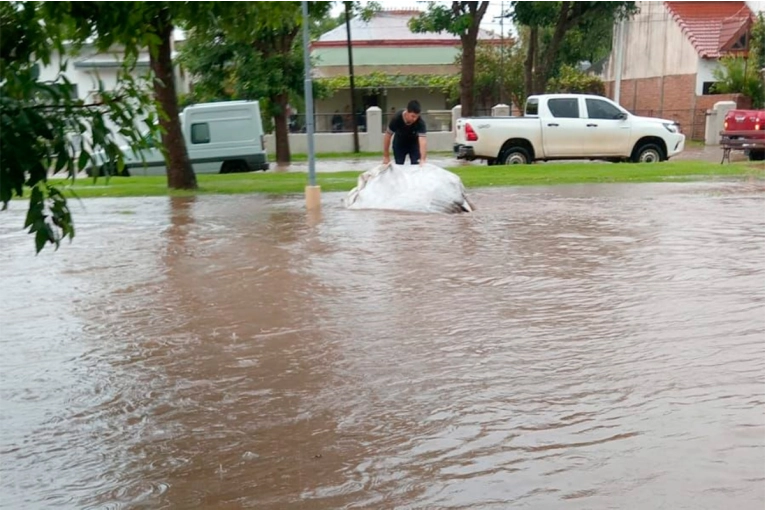 Llovieron más de 150mm en tres horas en Villa Elisa: cinco familias demandaron asistencia