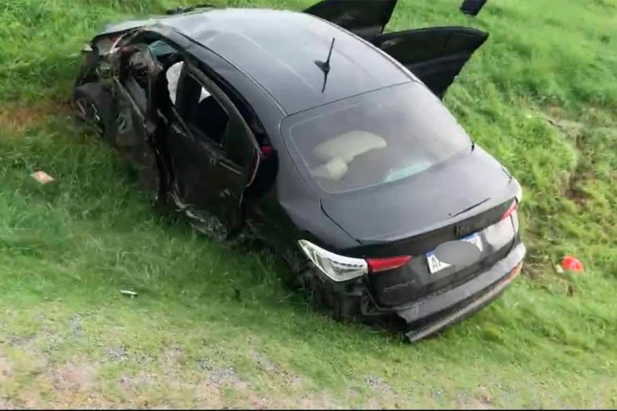 El Fiat Cronos quedó destrozado tras el violento impacto (foto PerfilesUy Multimedios)