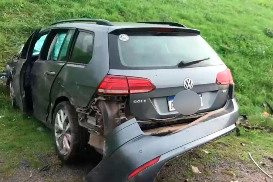 El VW Golf, en el que se trasladaban los argentinos (foto PerfilesUy Multimedios)