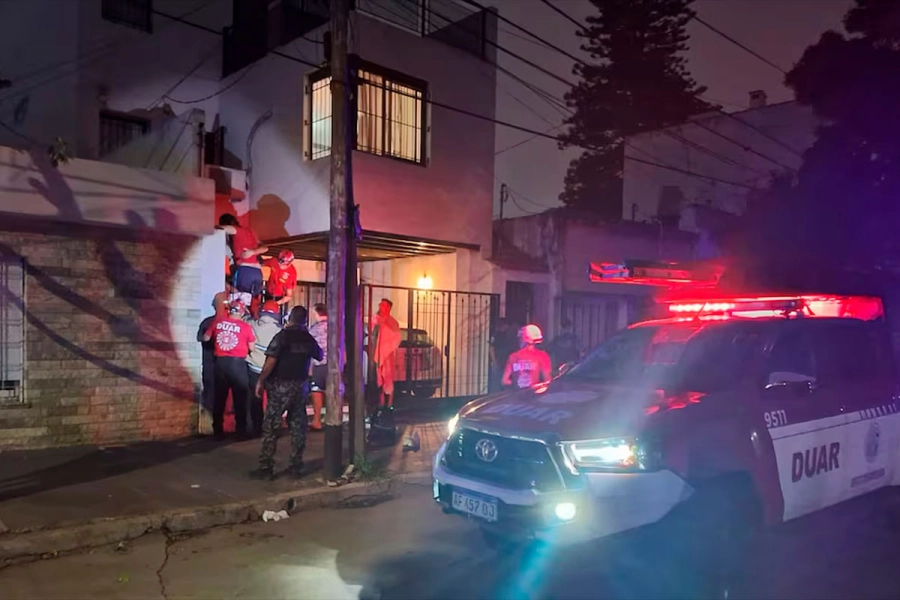 Un hombre qued&oacute; incrustado en las rejas de su vivienda. (Prensa Polic&iacute;a de C&oacute;rdoba)