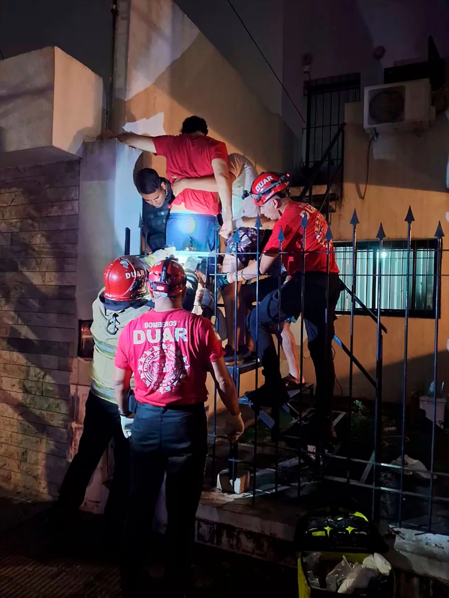 Un hombre qued&oacute; incrustado en las rejas de su vivienda. (Prensa Polic&iacute;a de C&oacute;rdoba)