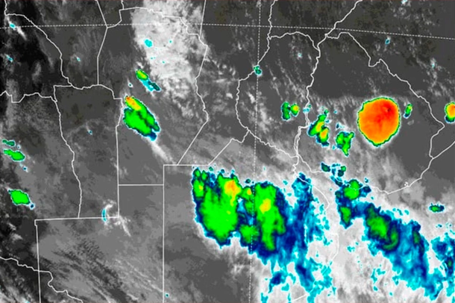Imagen satelital de un tornado sobre Tacuaremb&oacute;.