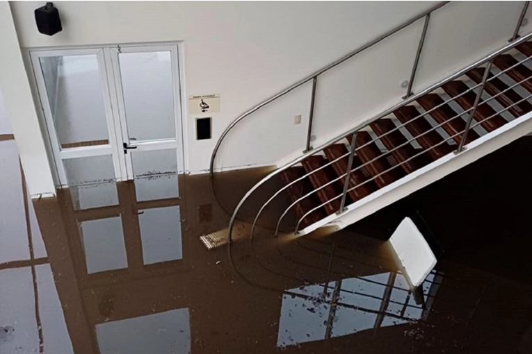 Cerró temporalmente el hotel afectado por la lluvia en Villa Elisa