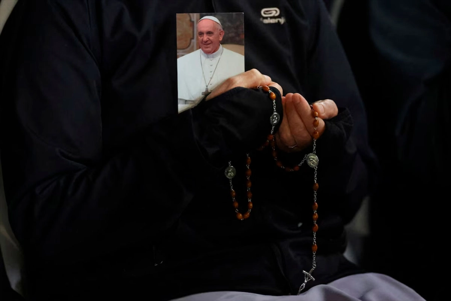 Miles de fieles han organizado cadenas de oraci&oacute;n por la recuperaci&oacute;n del pont&iacute;fice (Foto: Reuters)