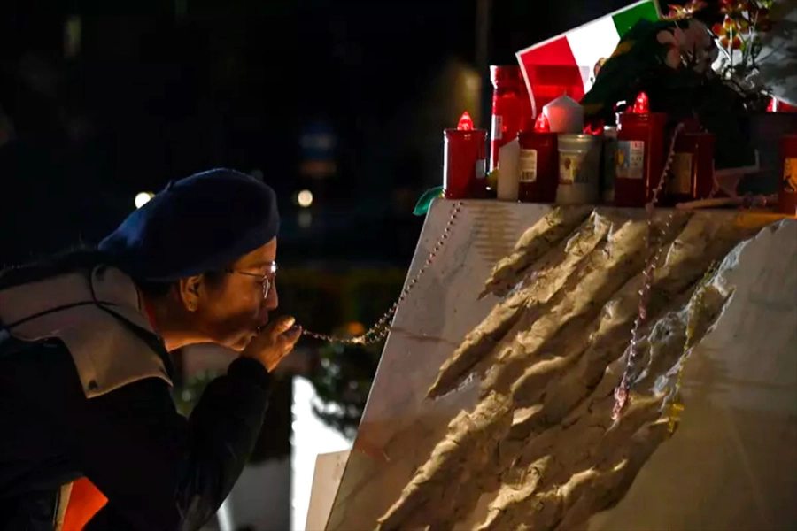 Fieles rezan por el pont&iacute;fice (Foto: Ansa)