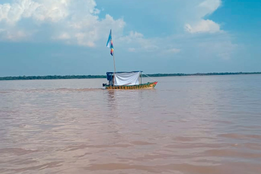 La canoa de la traves&iacute;a en defensa del r&iacute;o y el agua.