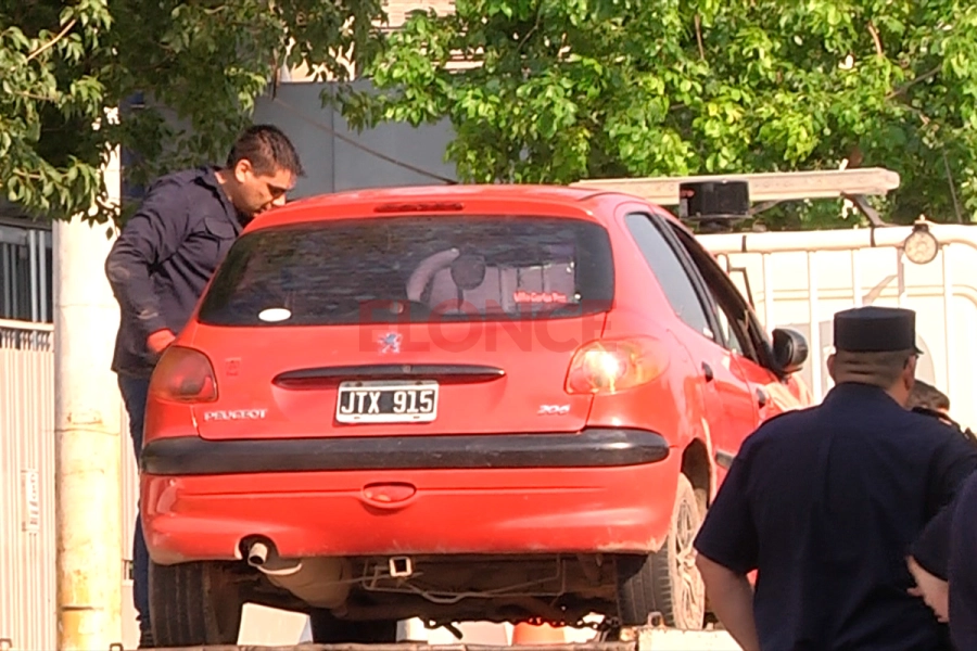 El auto en el que trasladaron a Dietz, tras ser baleado en barrio La Milagrosa (foto Elonce)