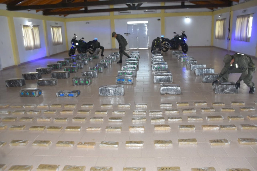 Incautaron 55 bultos de grandes dimensiones y 134 paquetes del estupefaciente (foto Gendarmería Nacional)