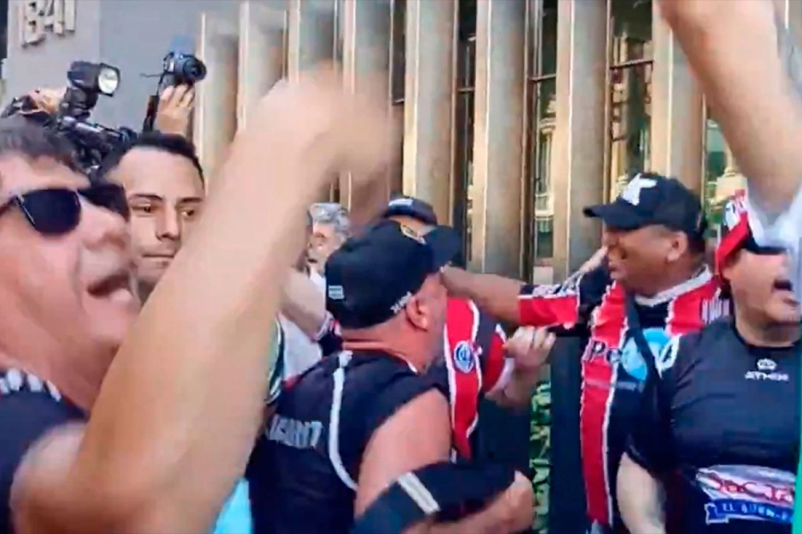 Hinchas en la marcha.