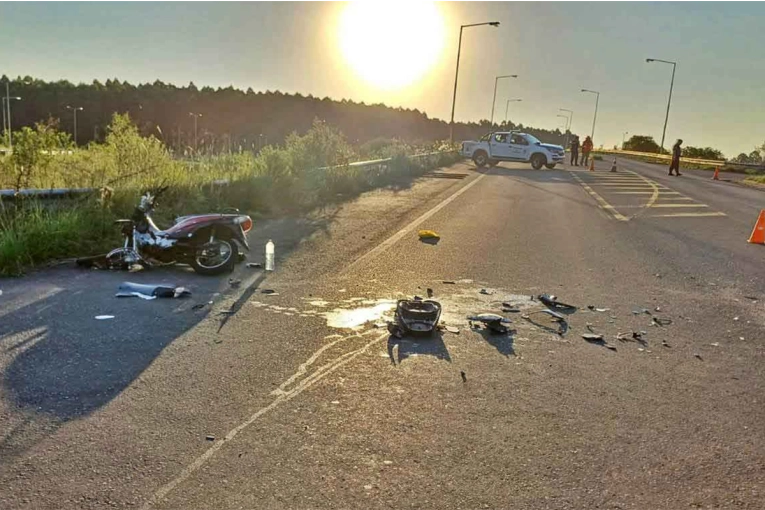 Fatal accidente: motociclista falleció tras chocar contra un auto en el acceso a La Criolla