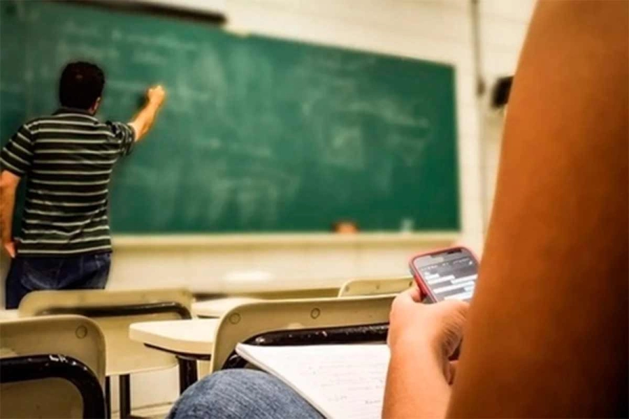 Muchas escuelas restringen el uso de celulares en el aula