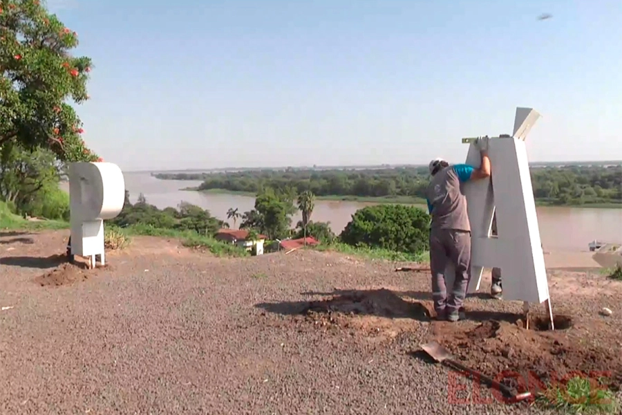 Comenzaron las obras para reinstalar las letras corp&oacute;reas de Paran&aacute; (foto Elonce)