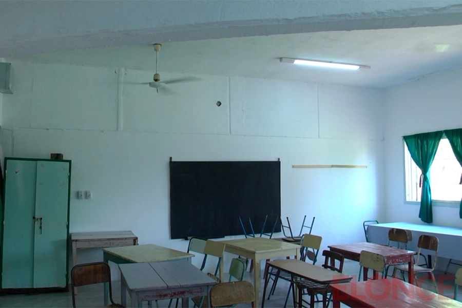 Sin ventiladores, ni agua, ni sillas, escuela transita el dictado de clases en horario reducido (foto Elonce)