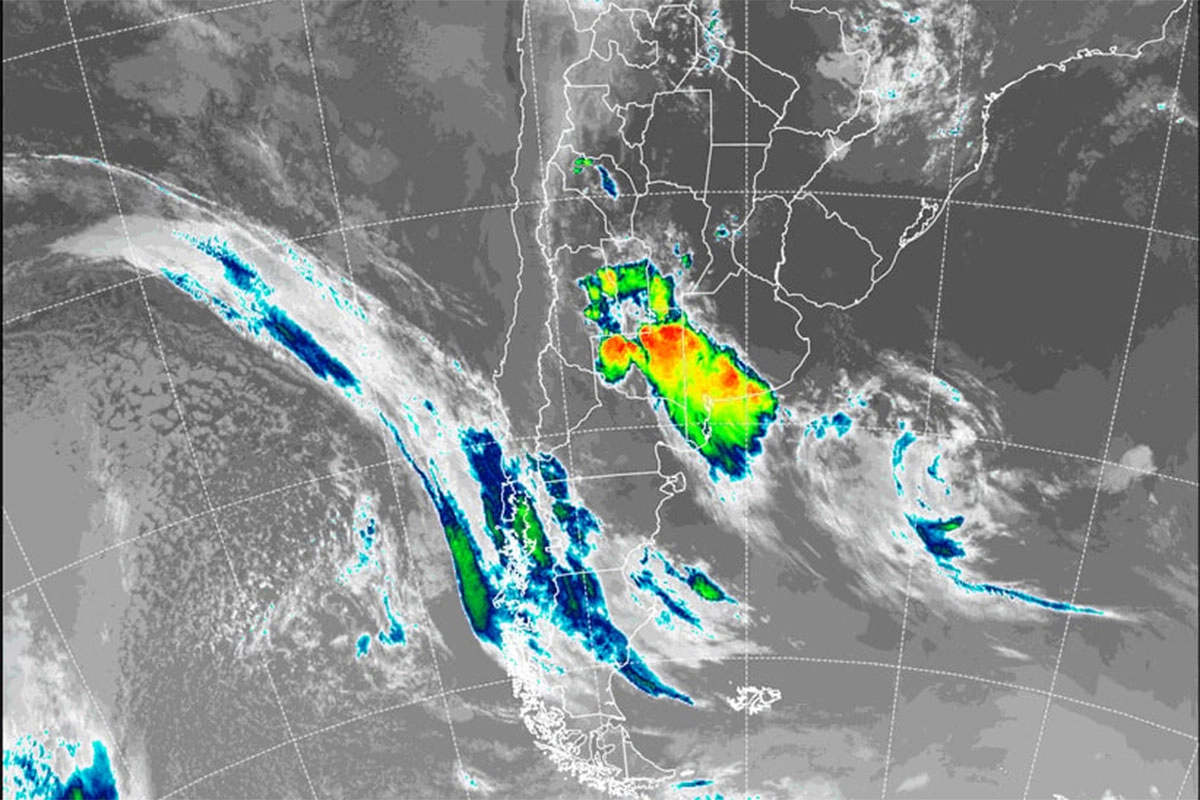 Imagen satelital en la madrugada del jueves. Imagen satelital en la madrugada del jueves.