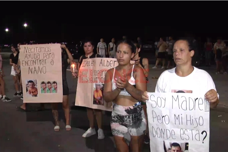 Con carteles y velas, familiares de joven desaparecido en el Parque Costero piden que se intensifique la búsqueda