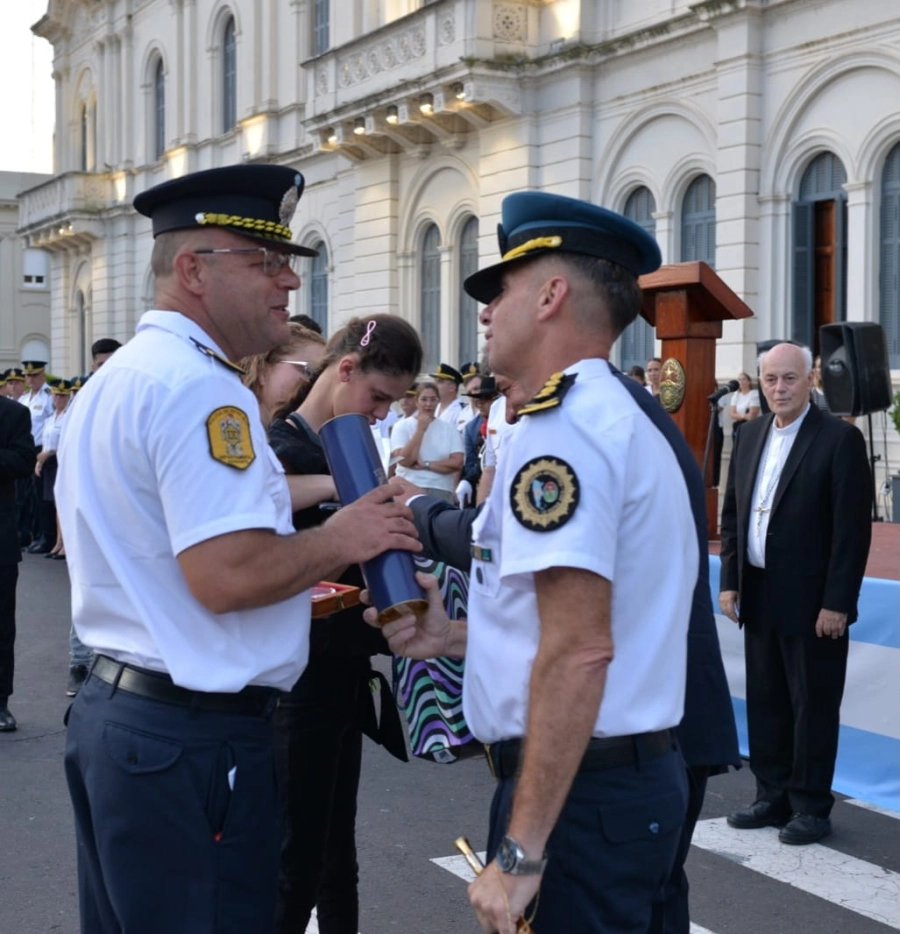 El sargento Schimpf fue distinguido por el comisario Gonz&aacute;lez (foto Polic&iacute;a de Entre R&iacute;os)