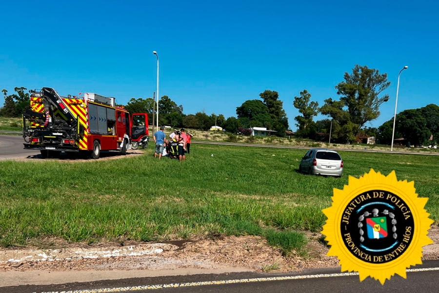 Conductora volc&oacute; su auto sobre Autov&iacute;a Artigas, en Col&oacute;n (foto Polic&iacute;a de Entre R&iacute;os)