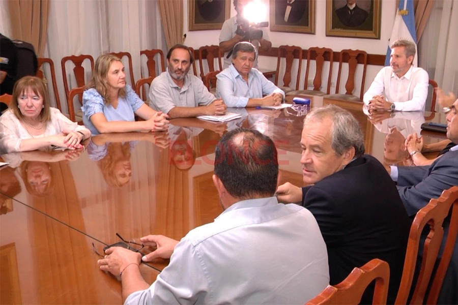 El gobernador Rogelio Frigerio con representantes de gremios docentes (foto Elonce)