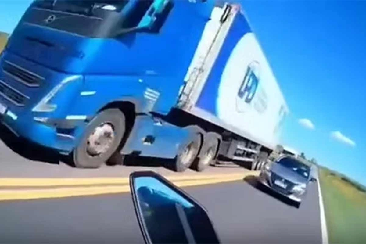 El motociclista casi filma su propia muerte El motociclista casi filma su propia muerte