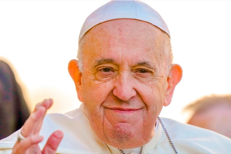 El papa Francisco se mantiene "estable" y el pronóstico es "reservado"