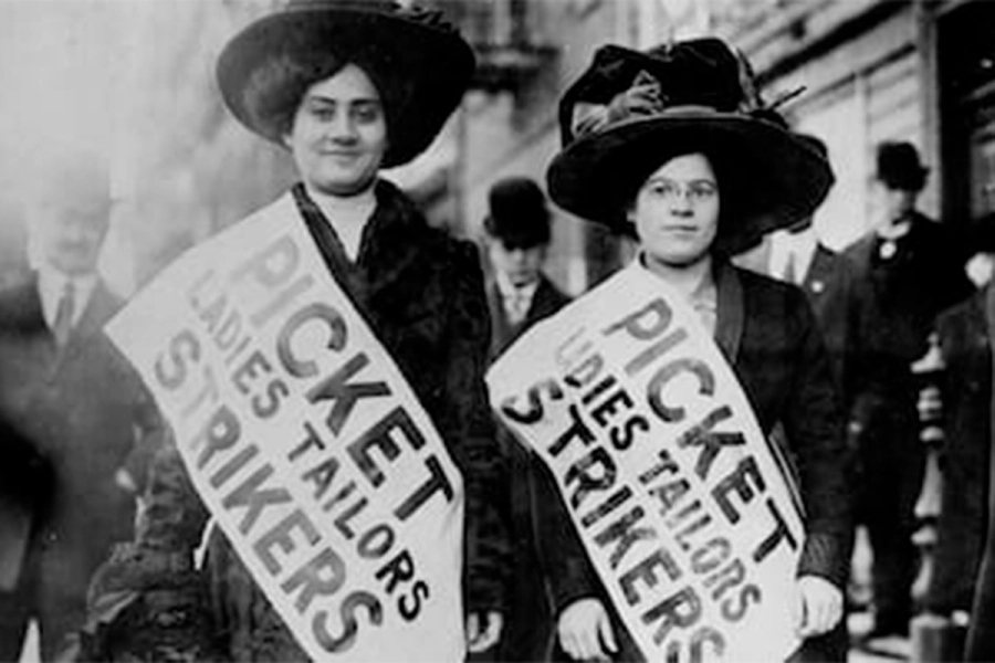 Miembros de la Liga Sindical de Mujeres (WTUL) de Nueva York posan con una pancarta en favor de la jornada de 8 horas, 1910