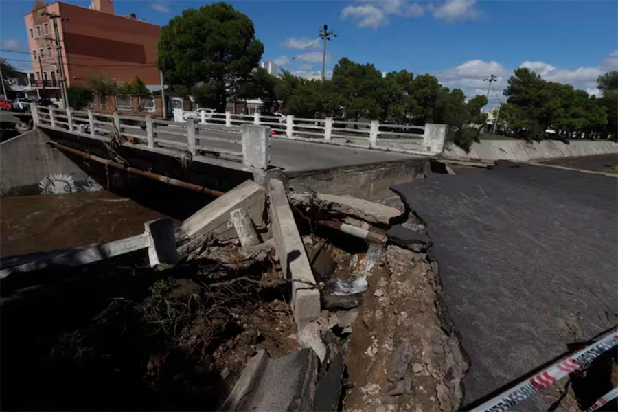 Uno de los puentes que se destruy&oacute; tras las inundaciones en Bah&iacute;a Blanca (foto La Naci&oacute;n/Mauro V. Rizzi)